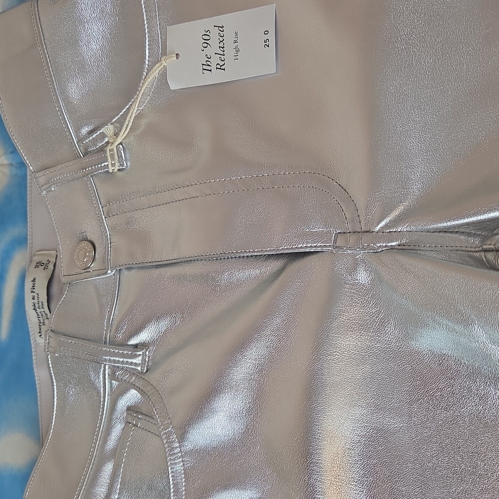 Abercrombie&Fitch NWT Metallic SILVER 90's Ultra High Rise Straight Leg 0/25